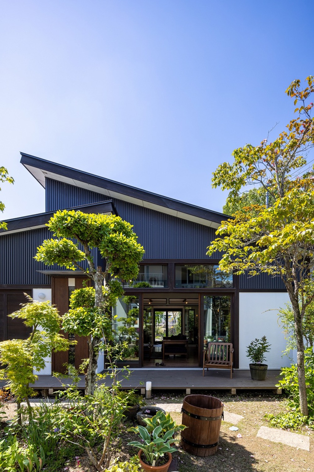 サンルームから庭を眺めるアトリエのある家【リノベ】