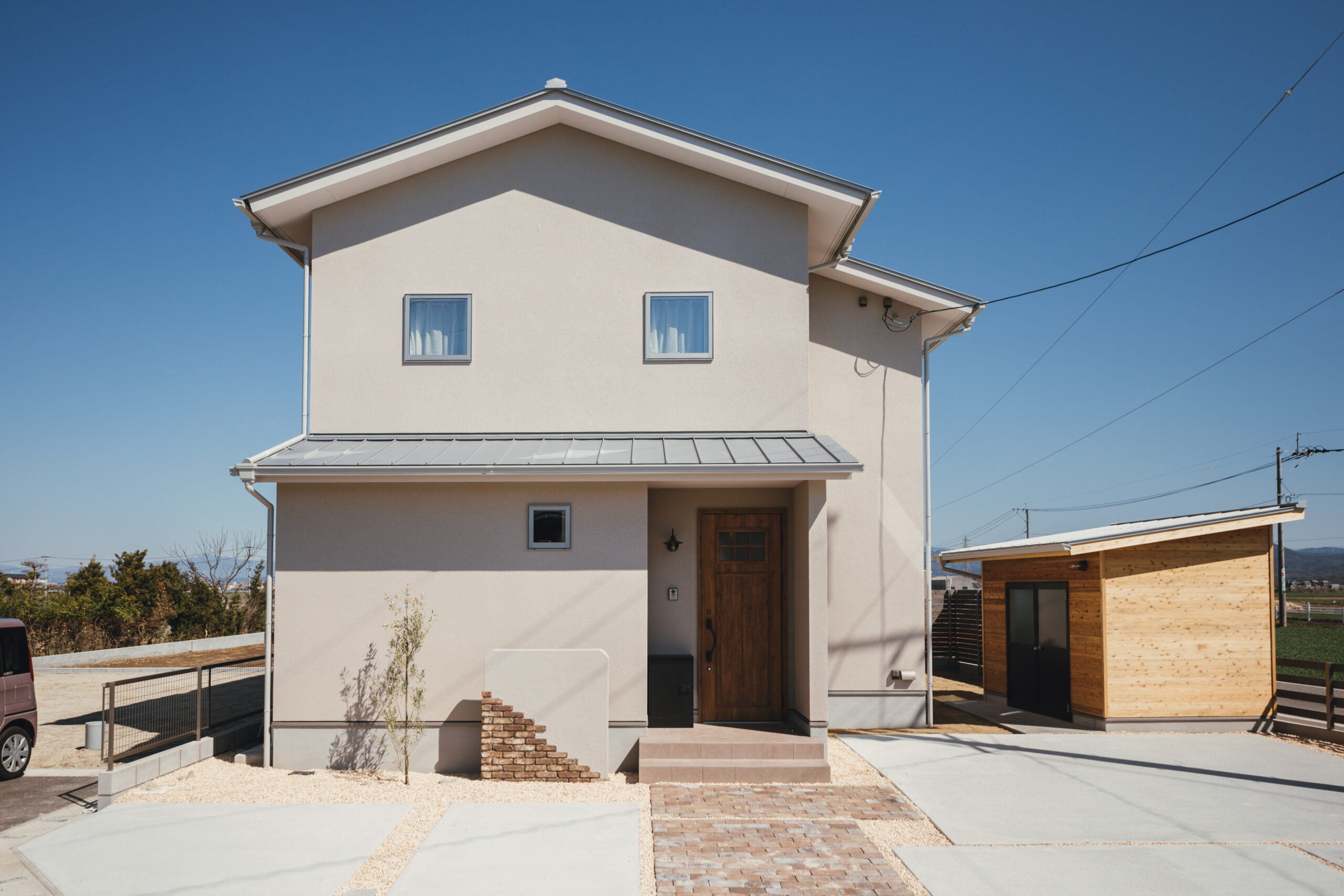 小屋のある暮らし、田園風景に佇む Natural Style House